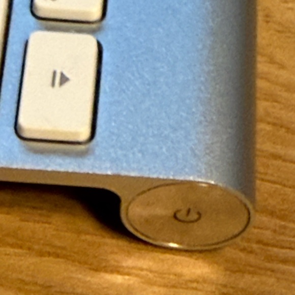 Apple Silver Wireless Keyboard - Picture 4 of 8